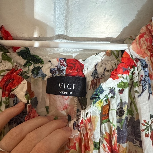 Vici butterflies and flowers top - Picture 2 of 4